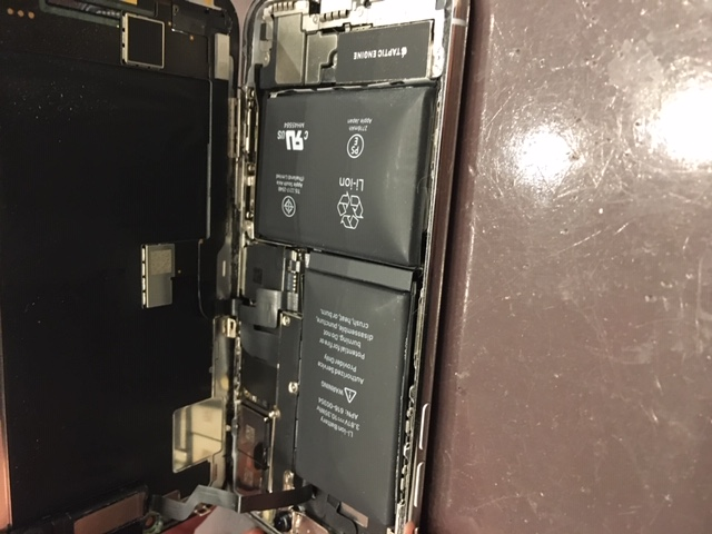 iPhoneXのバッテリー膨張の為　バッテリー（電池）交換修理　宝塚市より　ｔ　「スマートクール伊丹昆陽店」